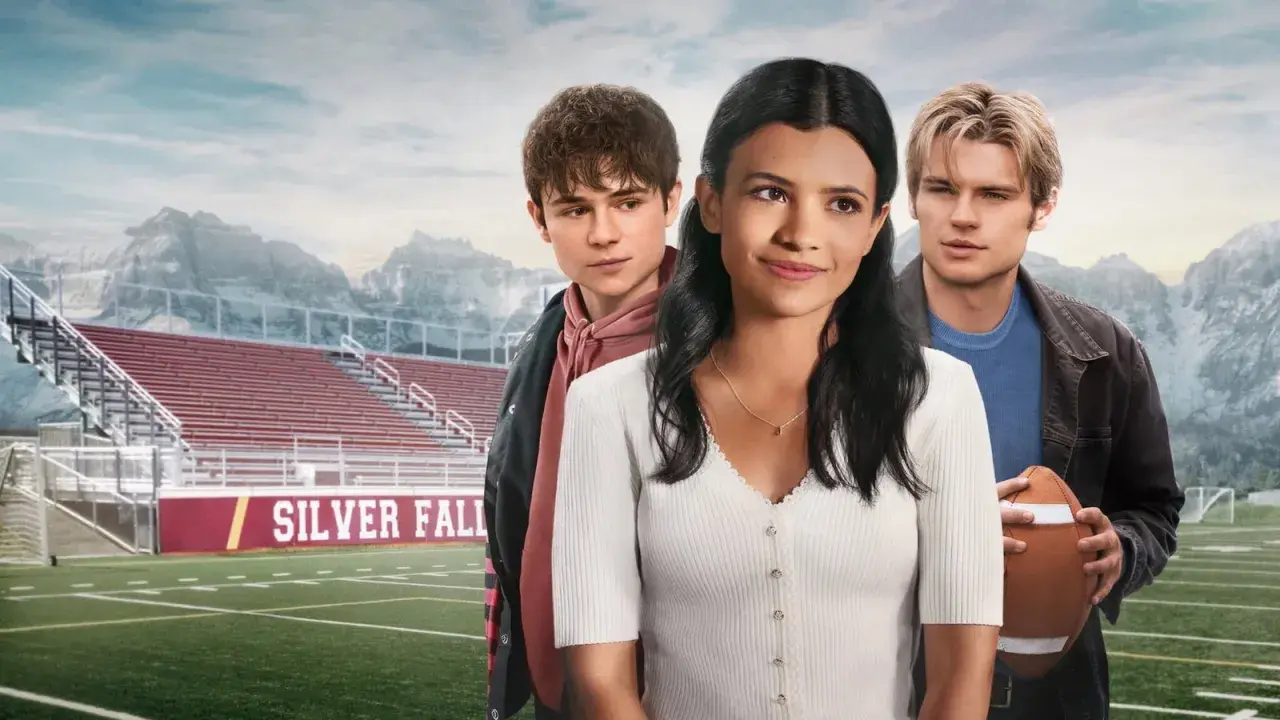 Tre unga vuxna på en fotbollsplan med berg i bakgrunden. Kanske en hint om vad som väntar i "my life with the walter boys season 2".