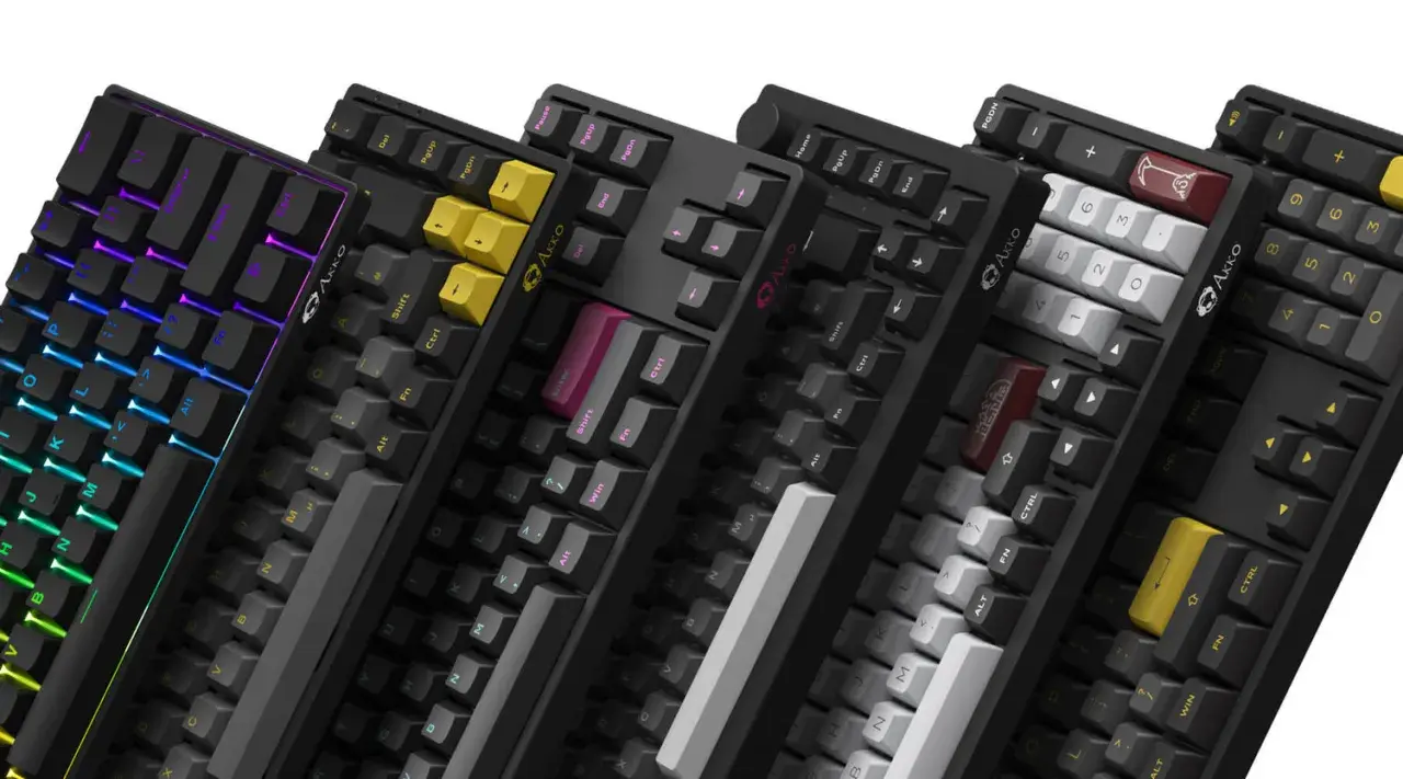 Mehrere mechanische Tastaturen in Schwarz mit bunten oder einfarbigen Tasten. Die Frage, wie viele Tasten hat eine Tastatur, wird hier nicht beantwortet.
