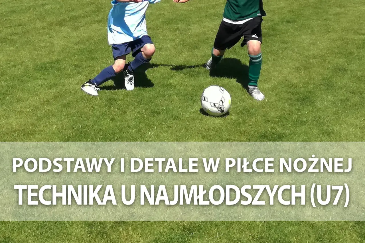 Dwóch młodych piłkarzy ćwiczy podanie w piłce nożnej na zielonej murawie.