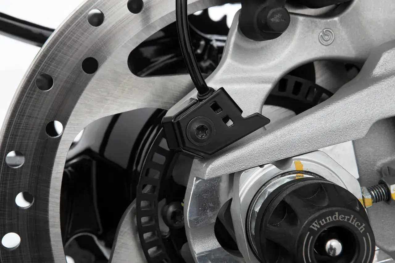 Dettaglio del sensore ABS di una moto. Per sapere come pulire sensore ABS, guarda questo primo piano del componente.