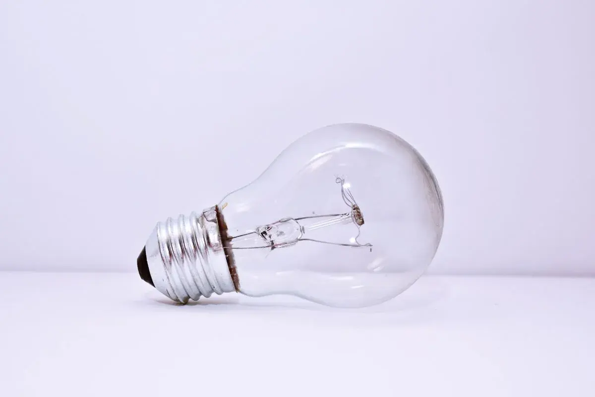 Lampadina a incandescenza, pronta per essere smaltita. Dove si buttano le lampadine? In discarica speciale, non nel vetro.