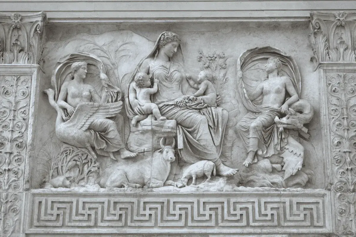 Rilievo dell'Ara Pacis: una madre con bambini, una donna con cigno, un uomo con drago, animali e motivi greci.