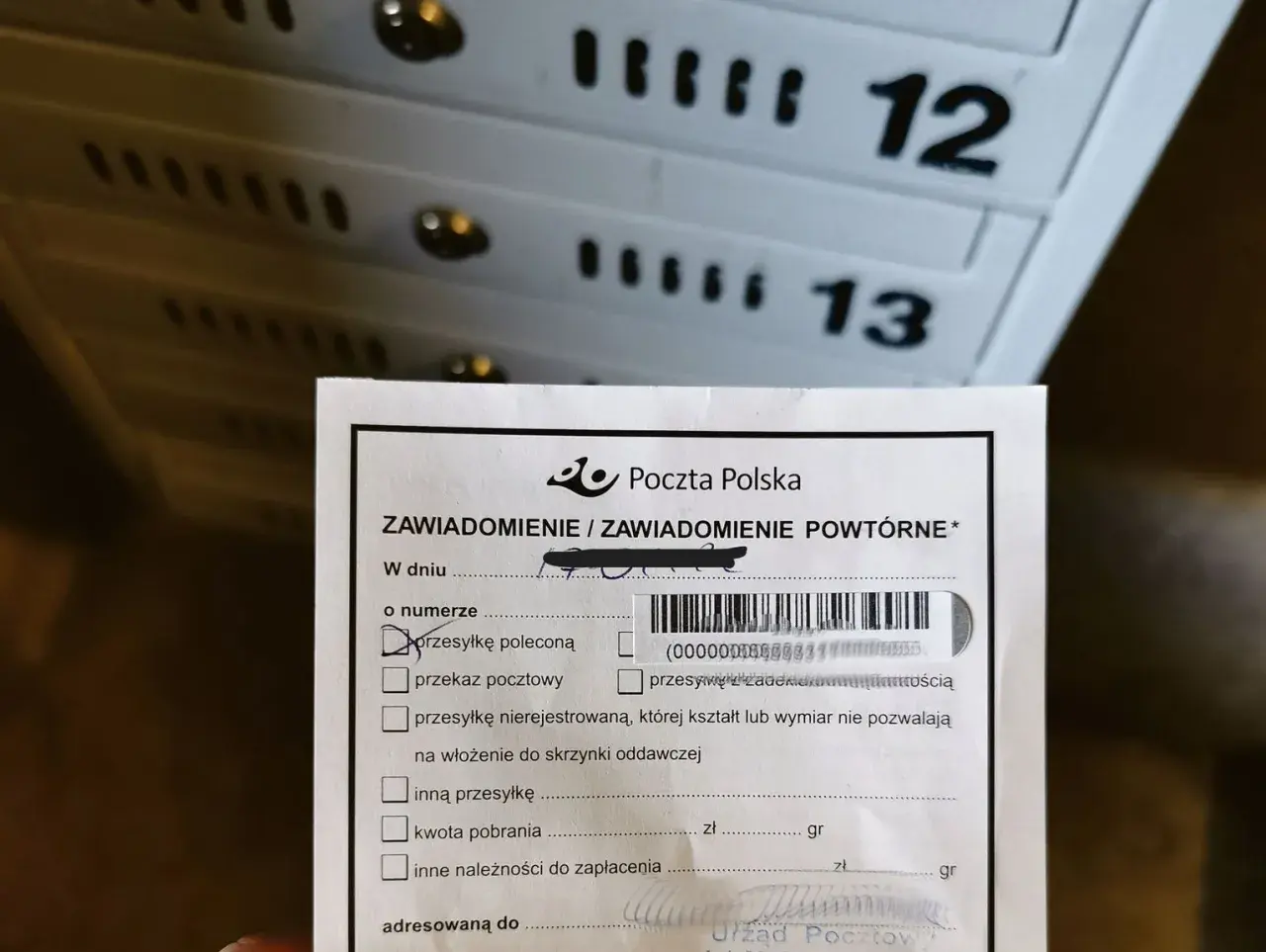 Awizo z policji jak wygląda? To formularz Poczty Polskiej z zaznaczoną przesyłką poleconą, czekający na odbiór.