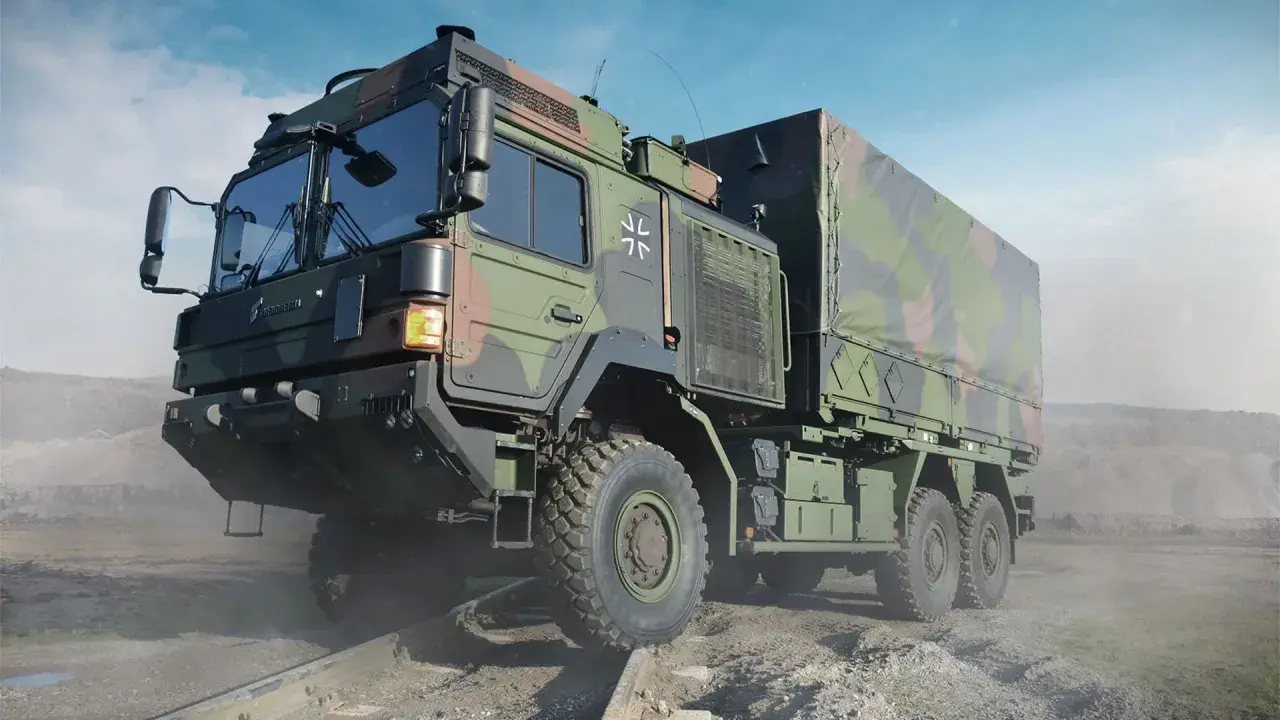 Geländegängiger LKW von Rheinmetall, ein robustes Fahrzeug für den Transport, das an einen ETF erinnert.