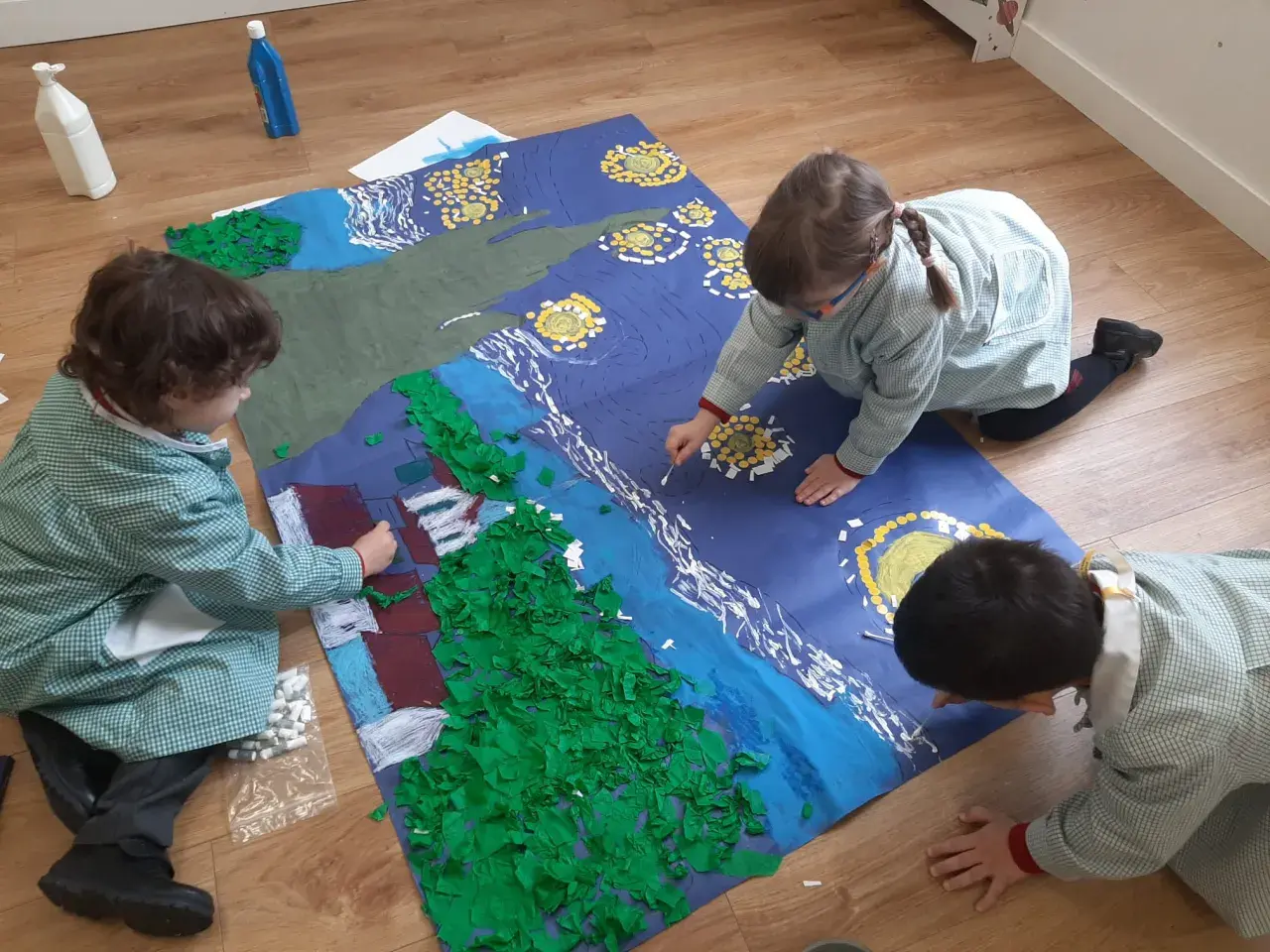 Niños recrean la **noche** estrellada de Van Gogh con pintura y papel.