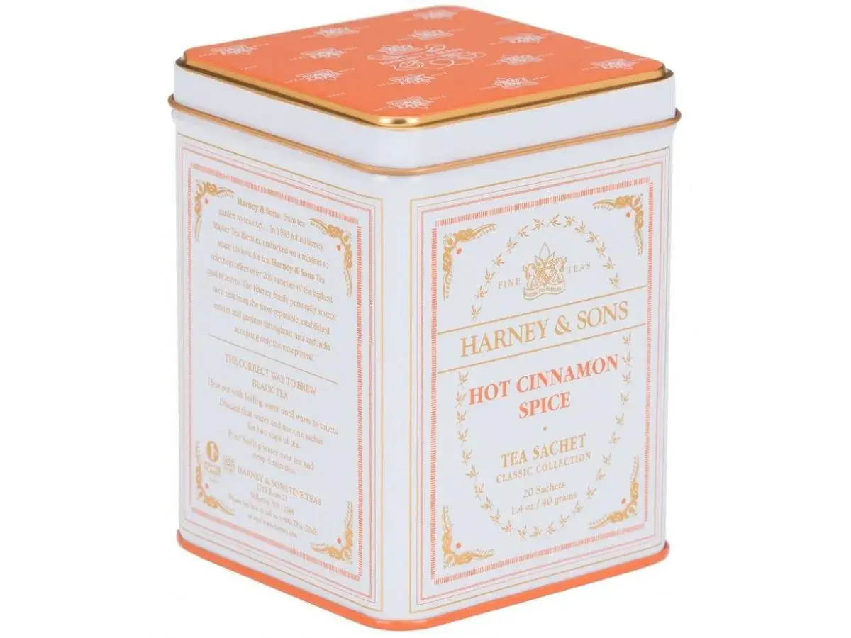Biała puszka z pomarańczową pokrywką, zawierająca herbatę Harney & Sons Hot Cinnamon Spice. Idealna na chłodne wieczory.