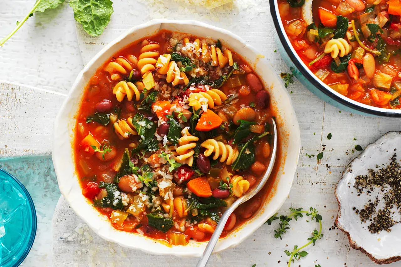 Zupa minestrone oryginalny przepis: bogactwo warzyw, fasoli i makaronu w aromatycznym bulionie. Idealna na chłodne dni.