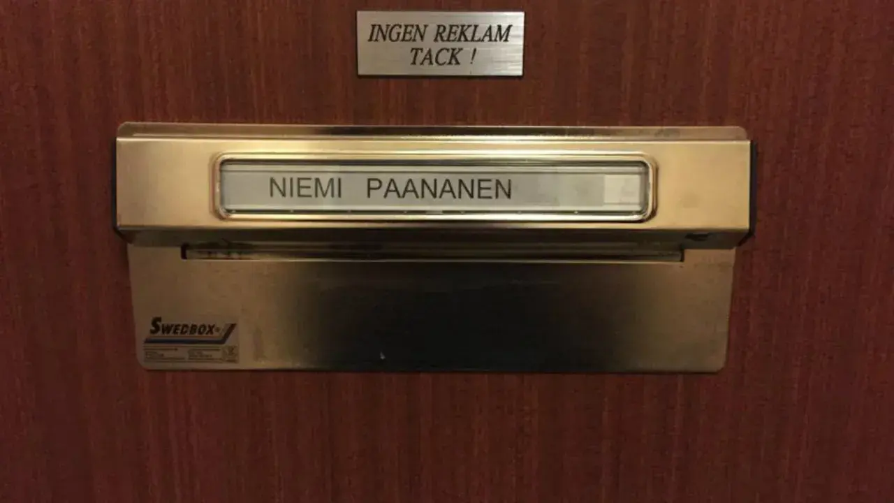 Brevlåda med namnet Niemi Paananen. Ovanför skylten "Ingen reklam tack!".