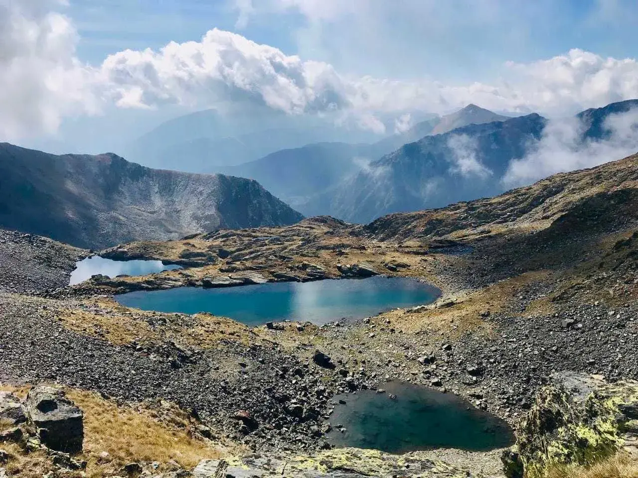 Lagos de alta montaña en Andorra, un paisaje sereno de coronallacs bajo un cielo nublado.