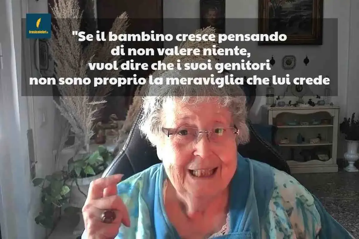 Anziana con occhiali sorride, con una citazione che suggerisce che i genitori che non apprezzano i figli li deludono.
