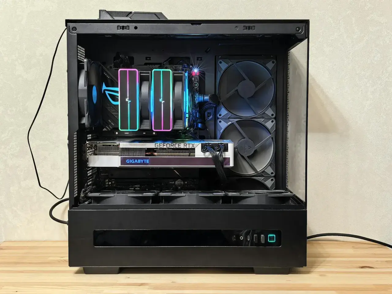 Komputer z podświetleniem RGB, idealny do **Kodi** na **Linux**. W środku karta Gigabyte GeForce RTX i chłodzenie wodne.