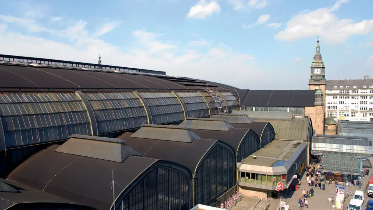 Hamburg Hauptbahnhof, der größte Bahnhof Deutschlands, mit seinen charakteristischen Glasdächern und dem markanten Uhrenturm.