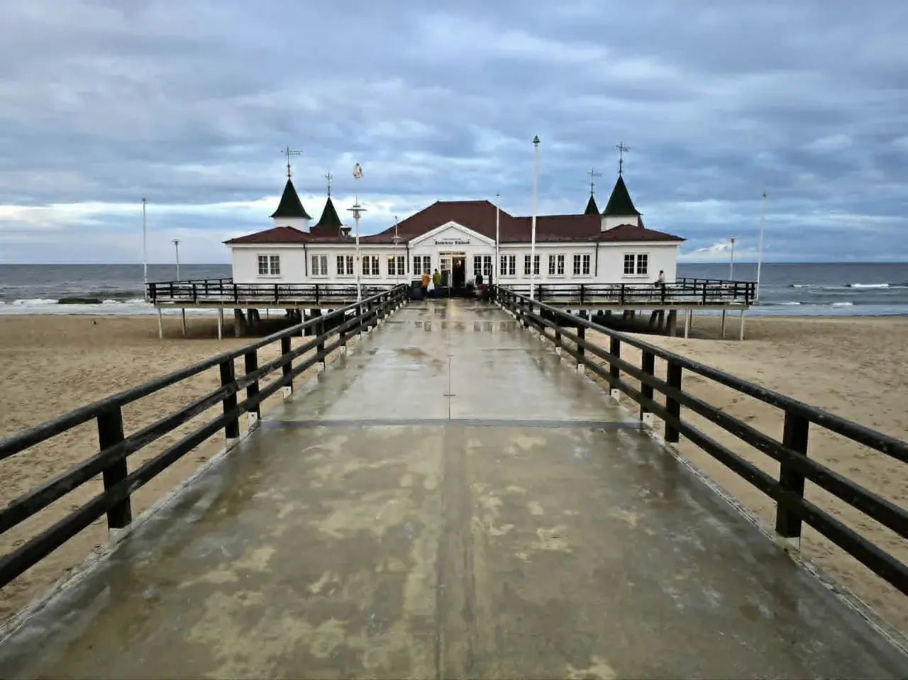 Molo w Ahlbecku, budynek z wieżyczkami, plaża i morze. Sprawdź cennik wejścia na molo w Ahlbecku.