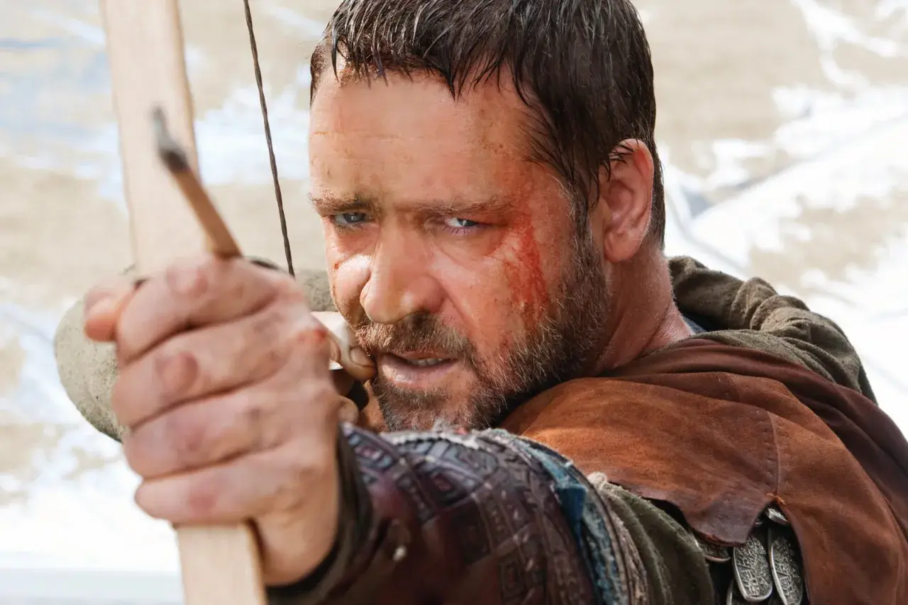 Russell Crowe som Robin Hood i filmen från 2010, med pilen redo att skjutas.