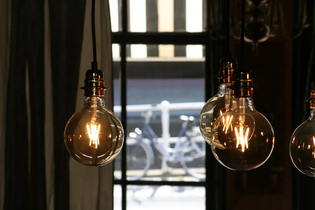 Lámparas Edison colgantes, perfectas para crear ambiente y proporcionar los lumenes para estudiar necesarios.