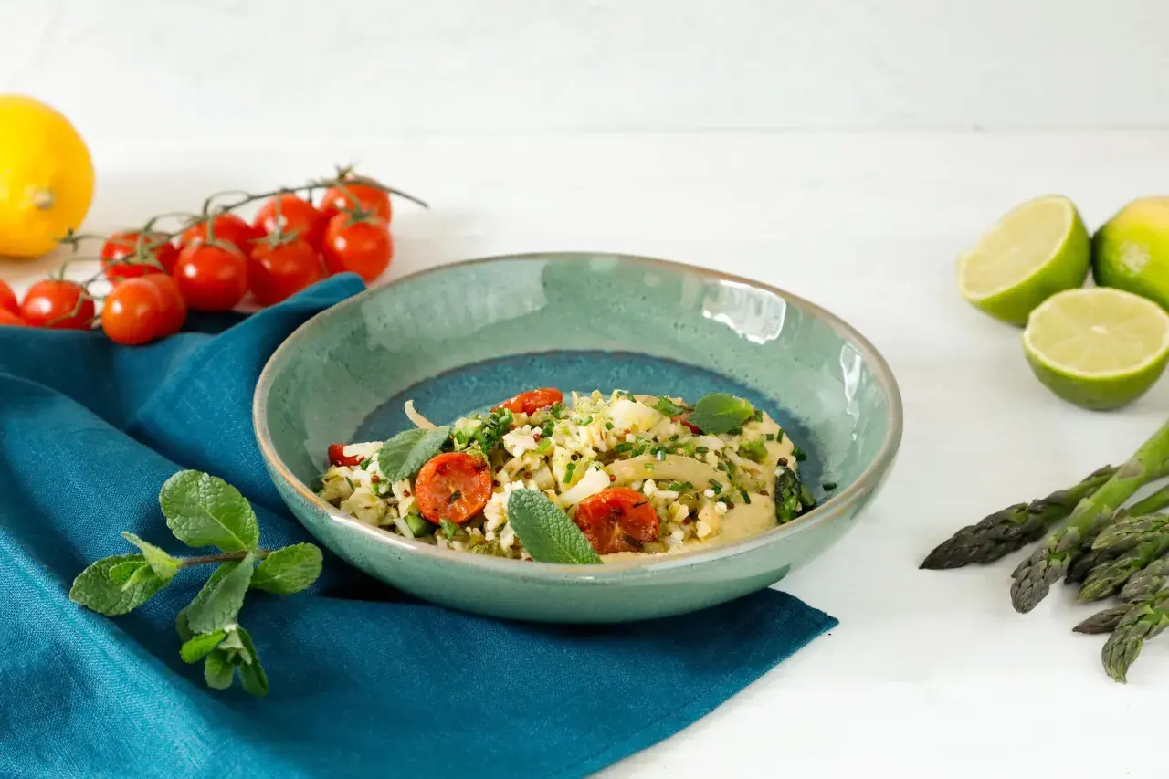 Un'appetitosa insalata di legumi, arricchita da pomodorini e erbe fresche, pronta per essere gustata.