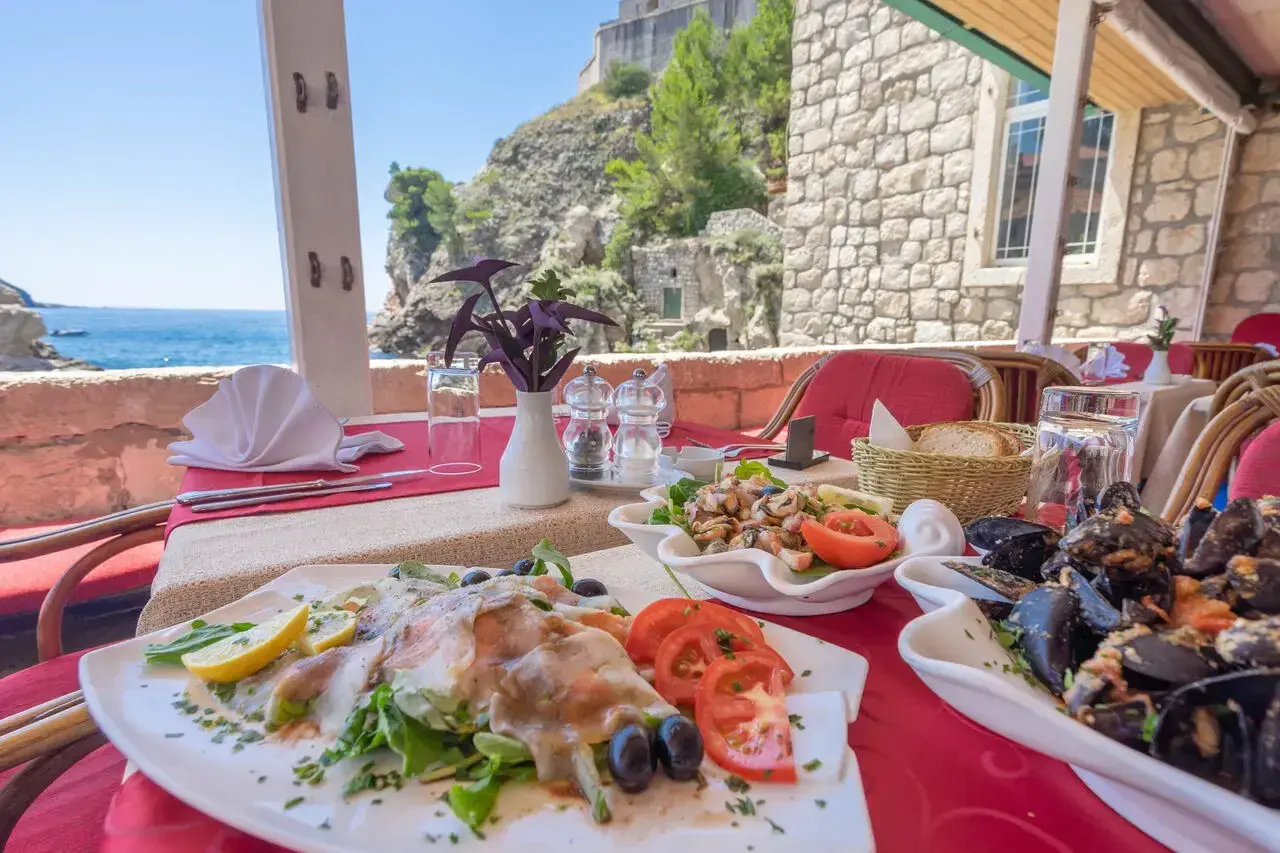 Pyszne owoce morza i ryby na stole w restauracji nad Adriatykiem. Idealne miejsce, by dowiedzieć się, co zjeść w Chorwacji.