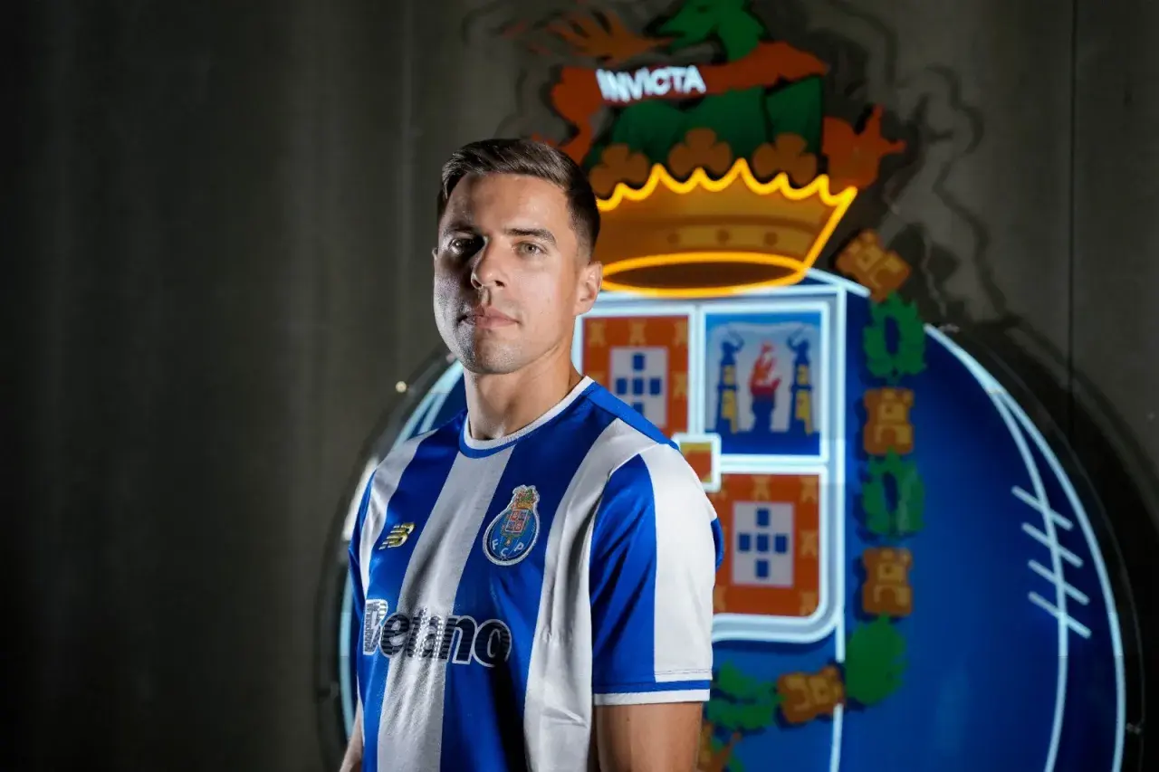 Jan Bednarek w koszulce FC Porto, prezentuje swoje obecne drużyny.