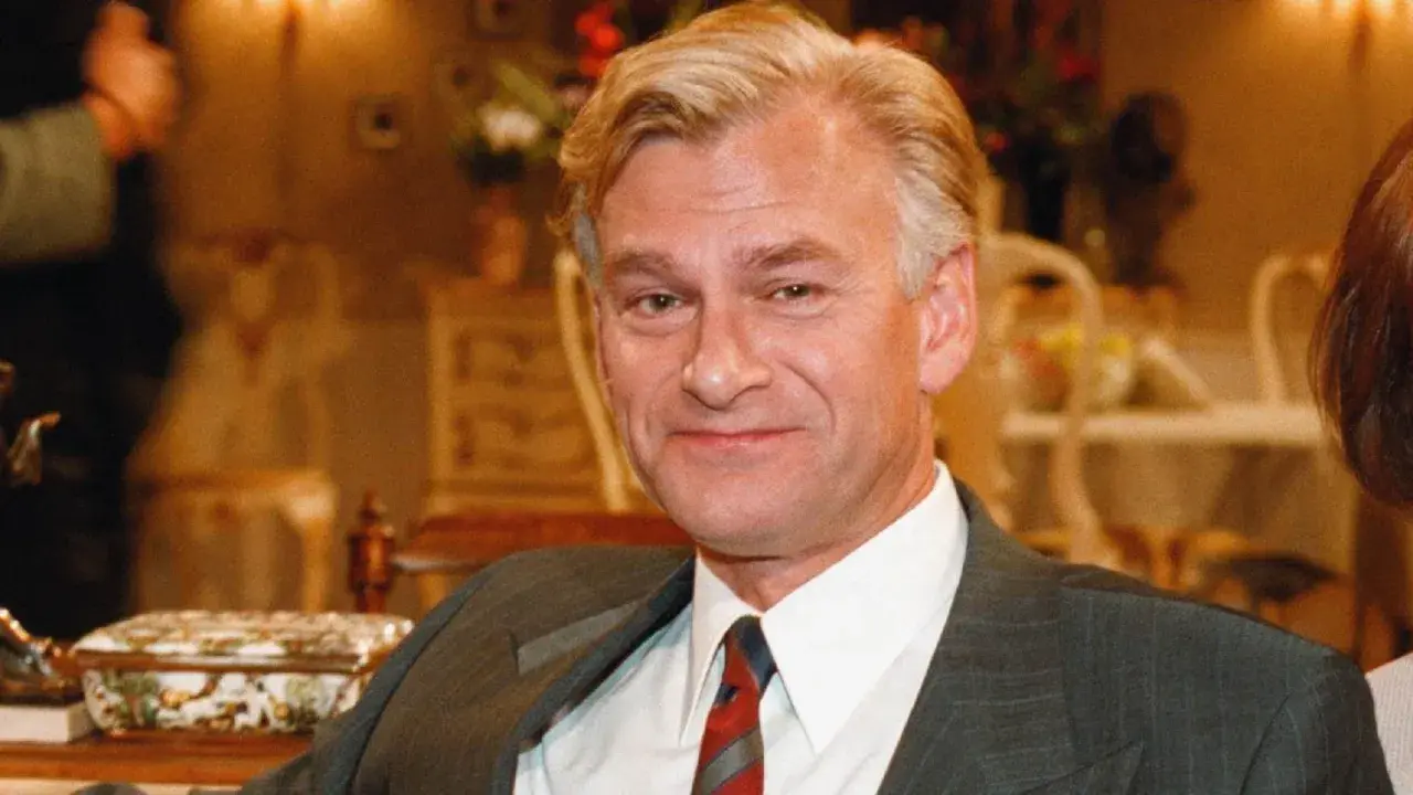Peder Falk, en man med grånande hår och en vänlig blick, sitter i en elegant miljö.