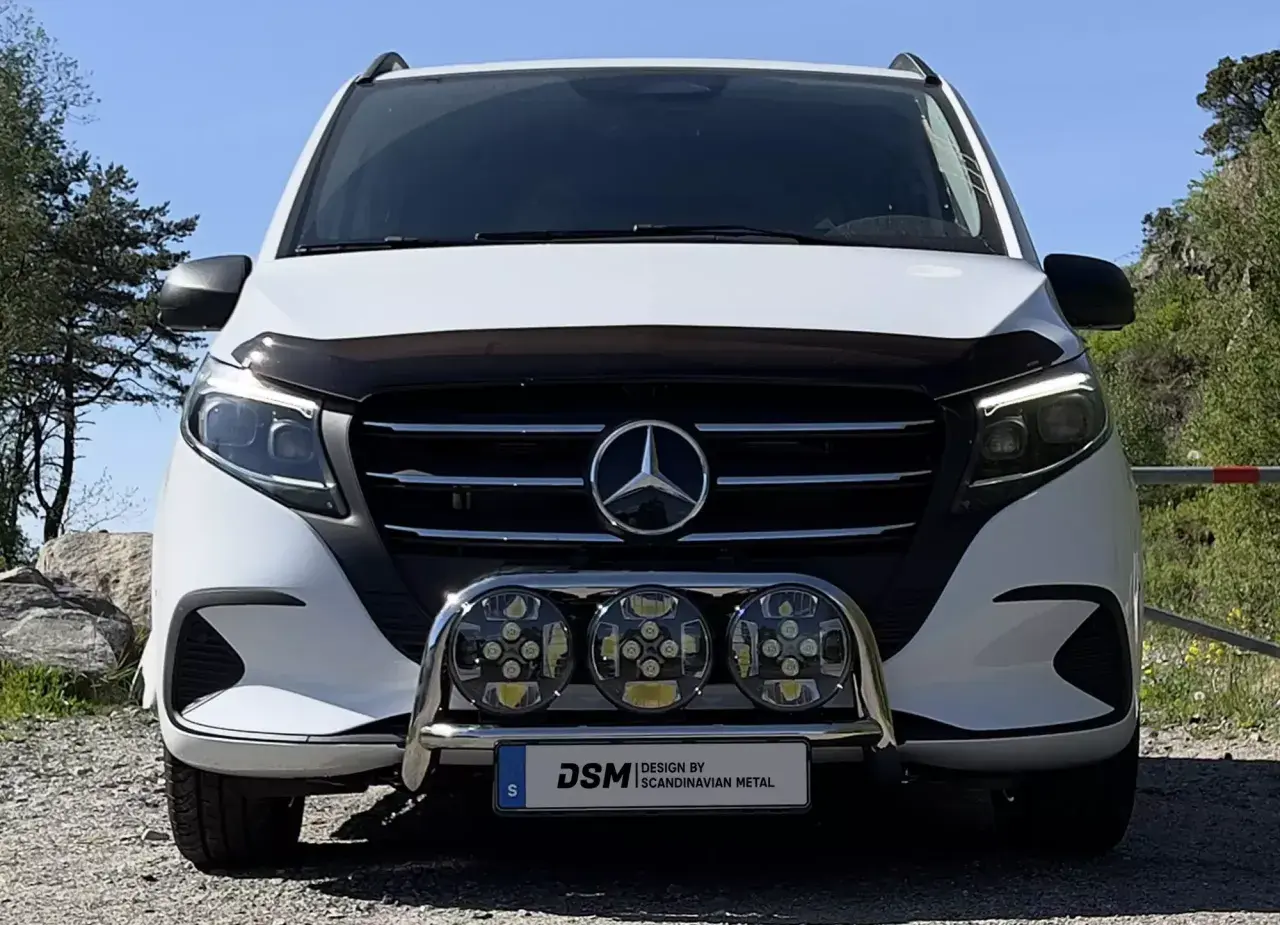Vit Mercedes Vito med extraljus och ett problem med frontskyddet.