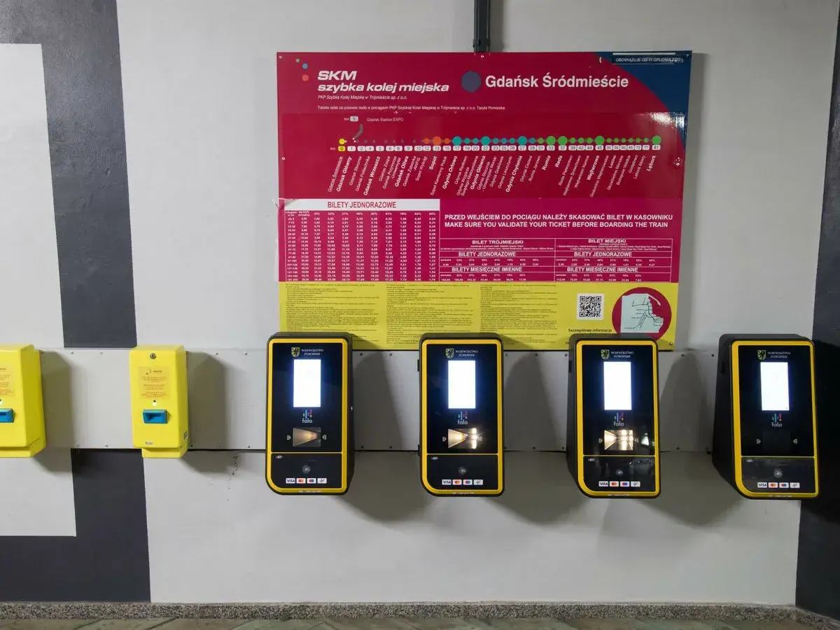 Kasa biletowa SKM z kasownikami i cennikiem biletów metropolitalnych Trójmiasto.