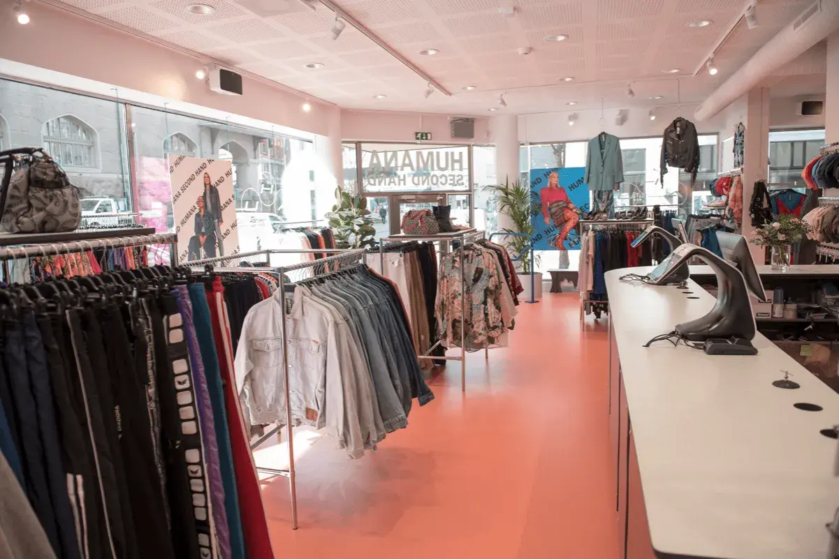 En ljus second hand-butik med kläder på galgar och skyltdockor. Kanske hittar du dina nästa humana second hand lediga jobb här!