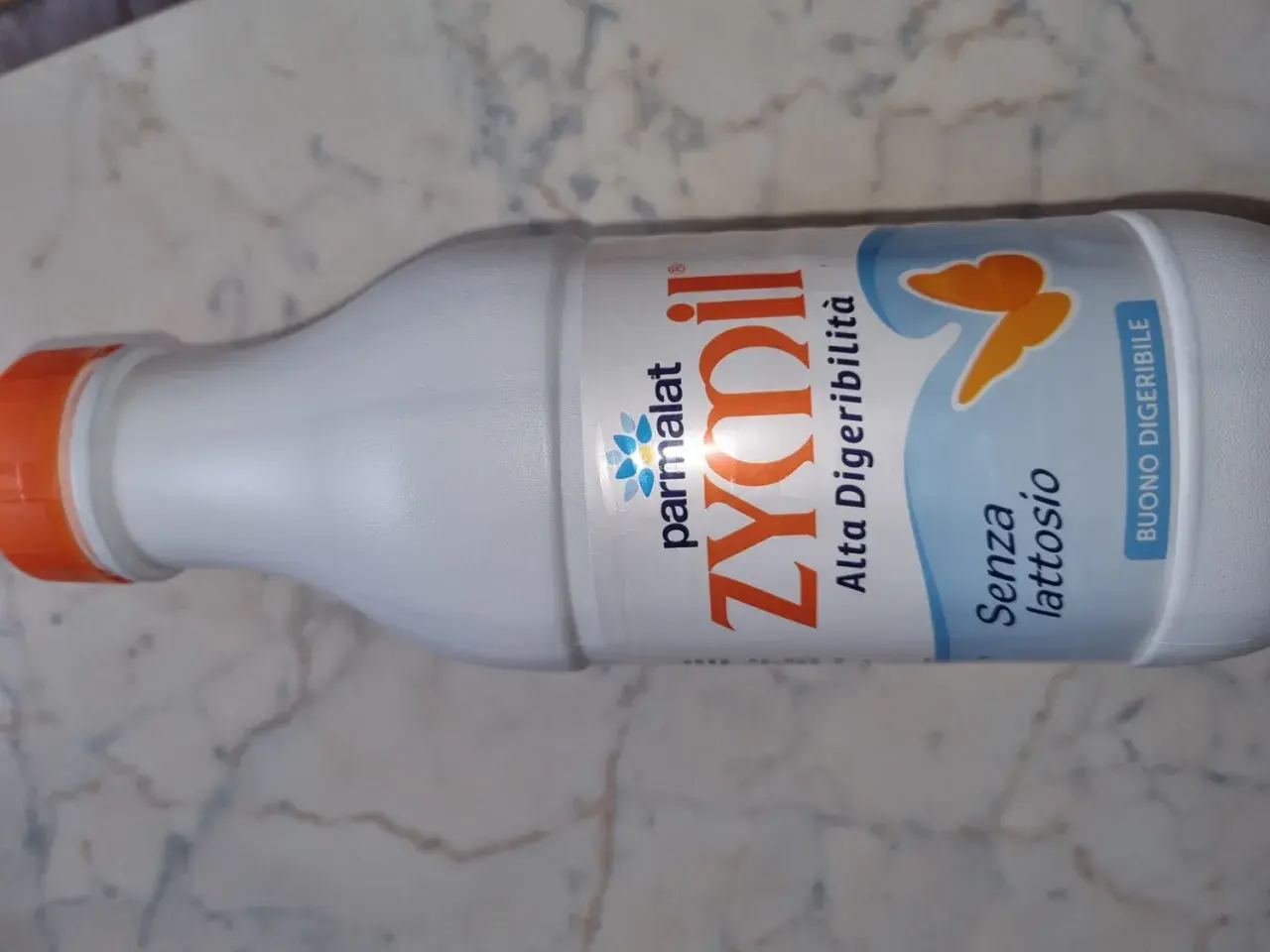 Bottiglia di Zymil senza lattosio, ideale per chi è in gravidanza e cerca un prodotto altamente digeribile.