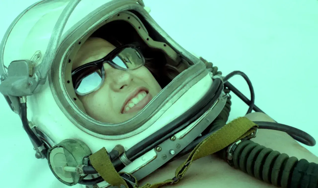 Kobieta w goglach i hełmie astronauty, gotowa na podróż w kosmos, jak w najlepszych filmach o kosmosie.