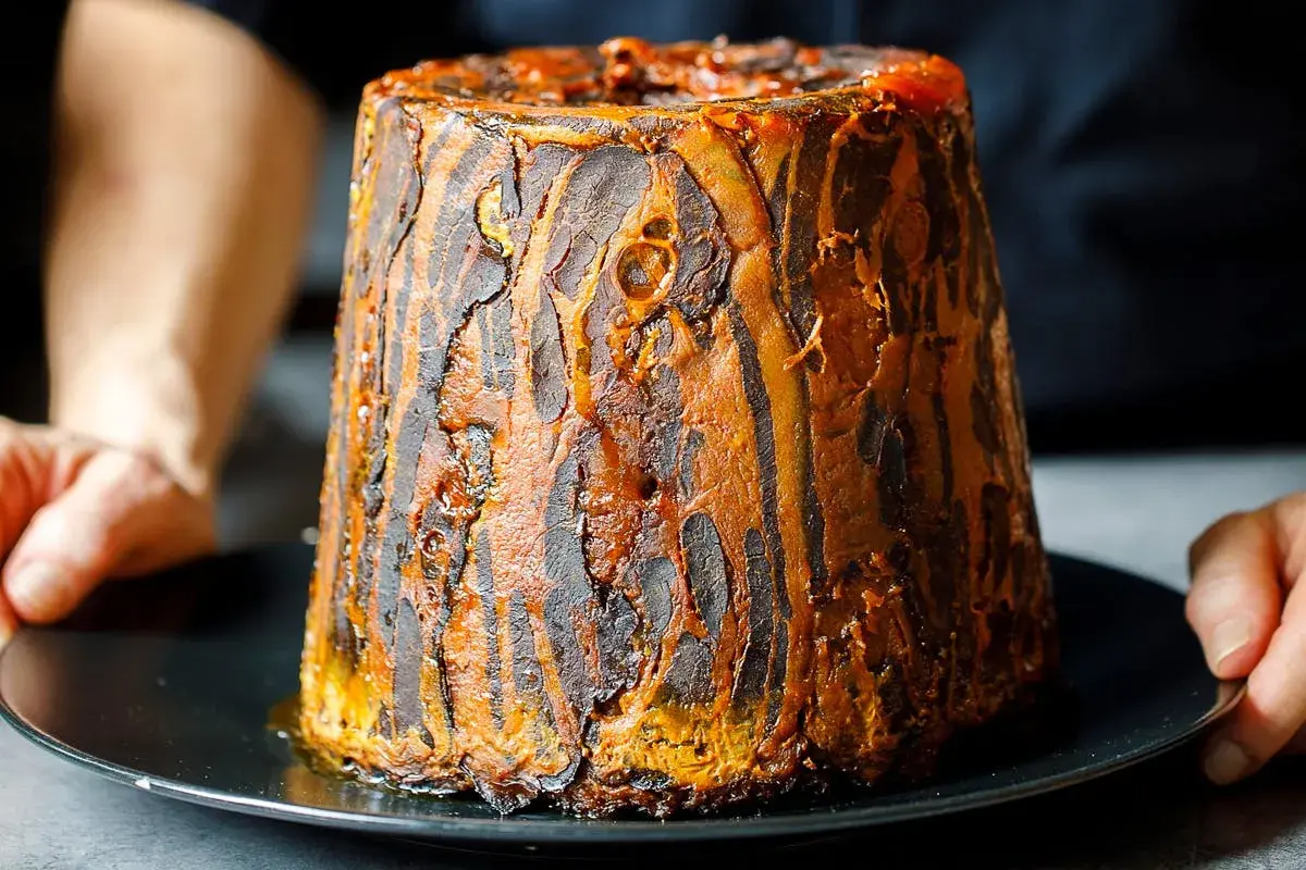 Un farçon savoyard traditionnel, un plat rustique aux couches dorées et caramélisées, prêt à être dégusté.