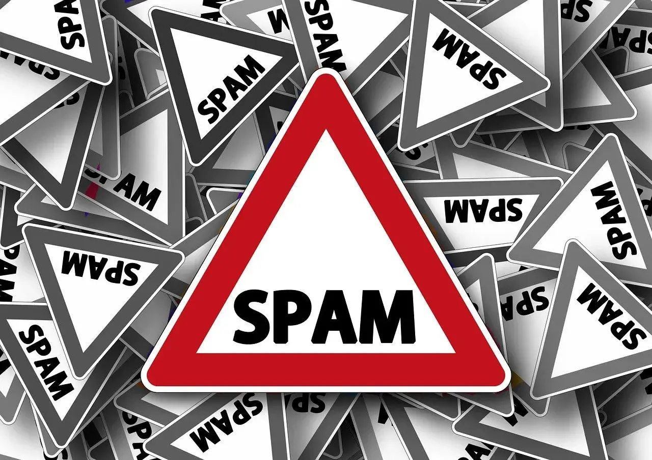 Mnóstwo znaków ostrzegawczych z napisem SPAM. Jeden duży, czerwono-biały znak ostrzega przed SPAM-em.
