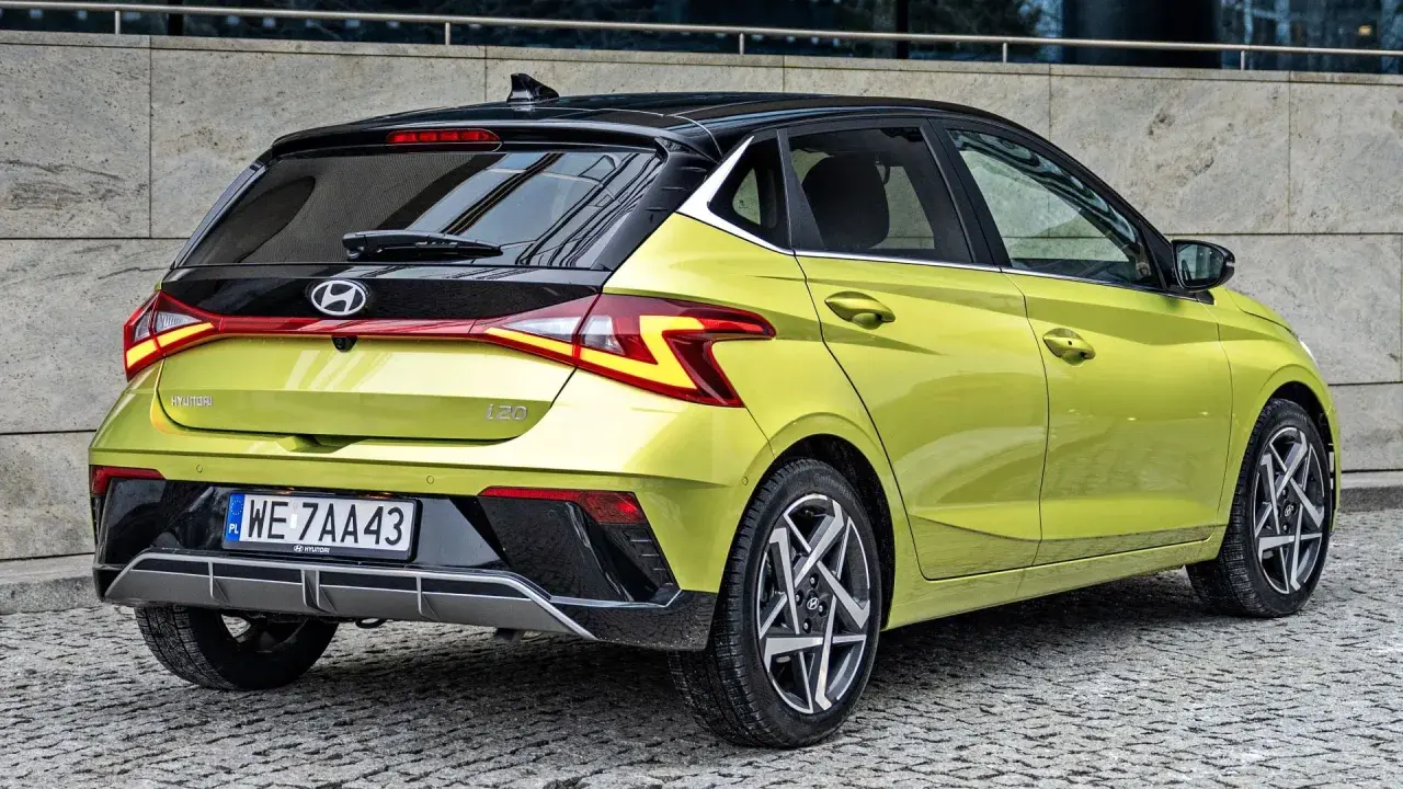 Nowe Hyundai i20 opinie: stylowy miejski hatchback w kolorze limonki, z czarnym dachem i charakterystycznymi światłami.
