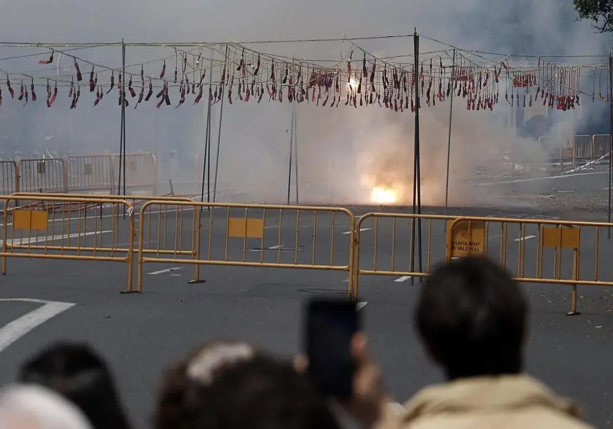 El estruendo de la mascletà hoy llena el aire de humo y chispas. Cuerdas de petardos cuelgan, esperando el momento de explotar.