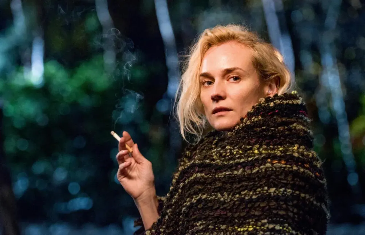 Diane Kruger w filmach, z papierosem w dłoni, otulona w gruby szal.