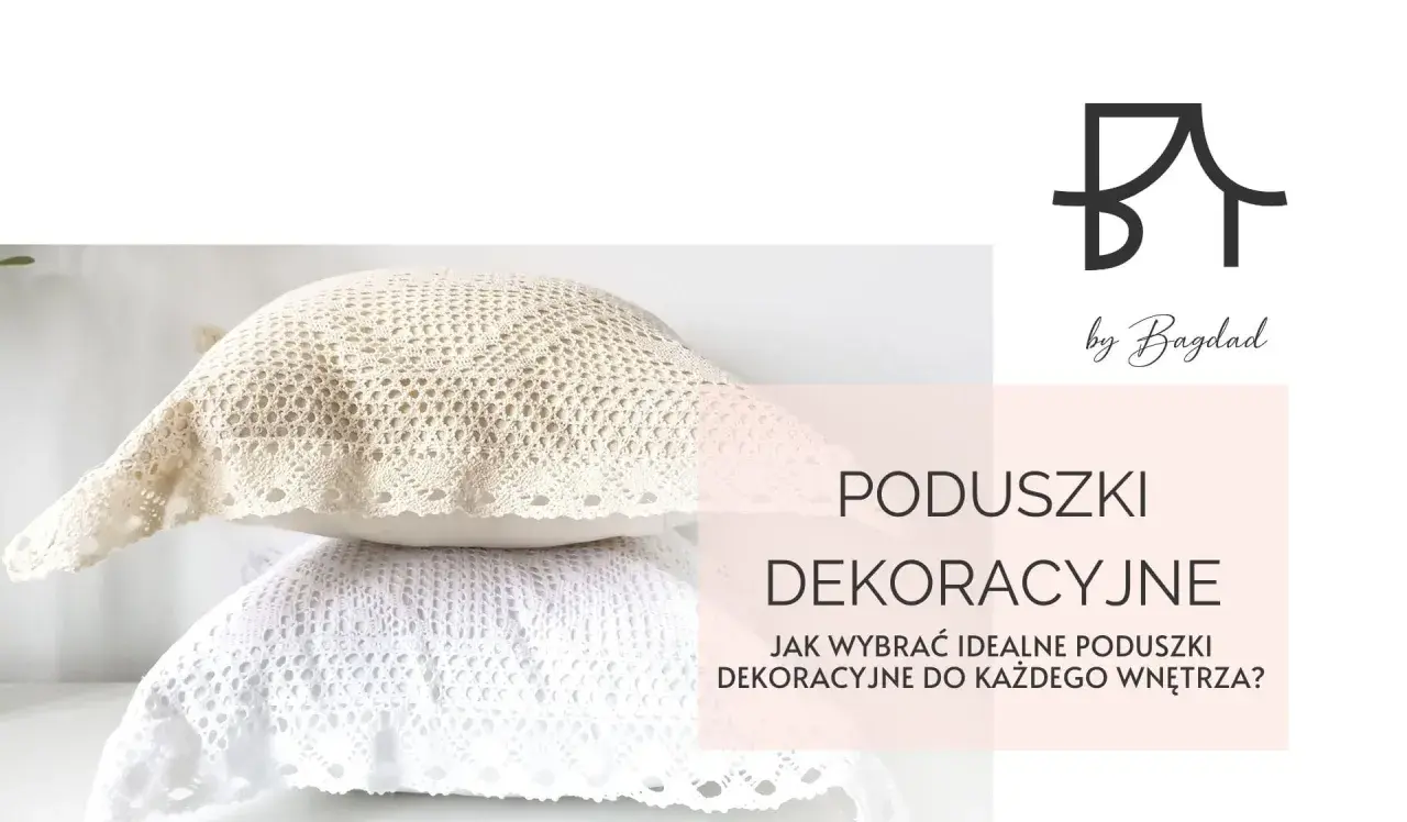 Poduszki dekoracyjne ułożone na beżowej sofie w salonie w stylu boho