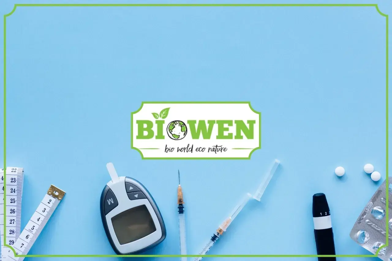 Glukometr, strzykawki, miarka i tabletki sugerują walkę z hiperinsulinemią. Logo Biowen podkreśla naturalne podejście.