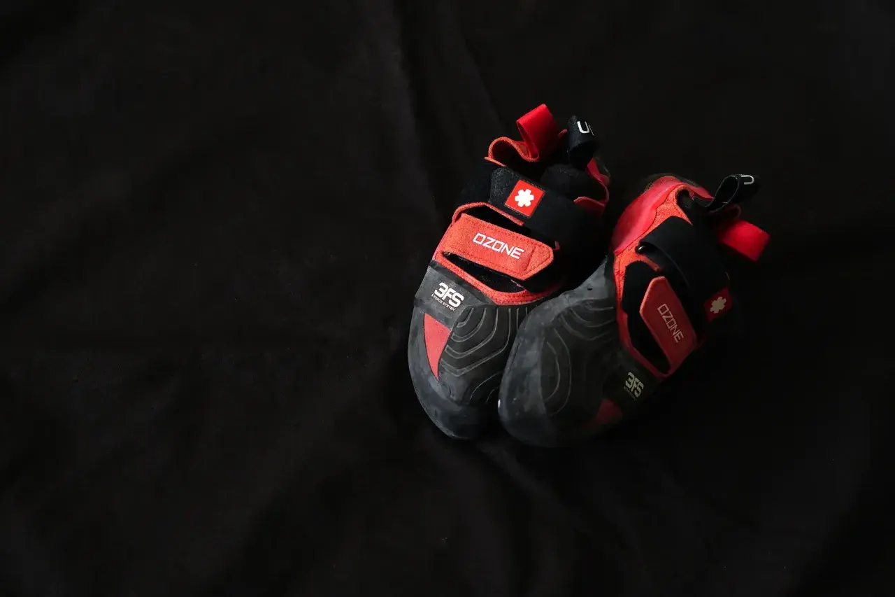 Czarne buty wspinaczkowe z czerwonymi akcentami, idealne buty wspinaczkowe dla początkujących, z rzepami i logo "OZONE".