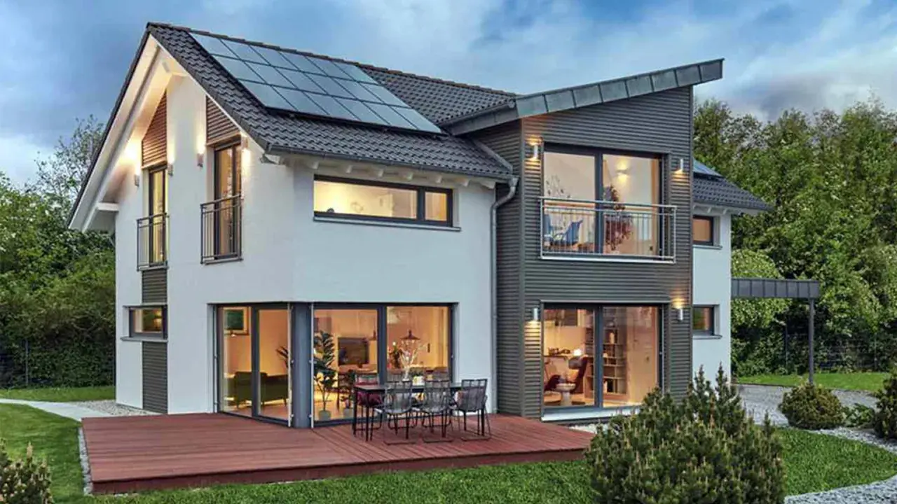 Modernes Haus mit Solaranlage auf dem Dach und großzügigen Fenstern im **Erdgeschoss**, die Einblicke in gemütliche Wohnbereiche gewähren.