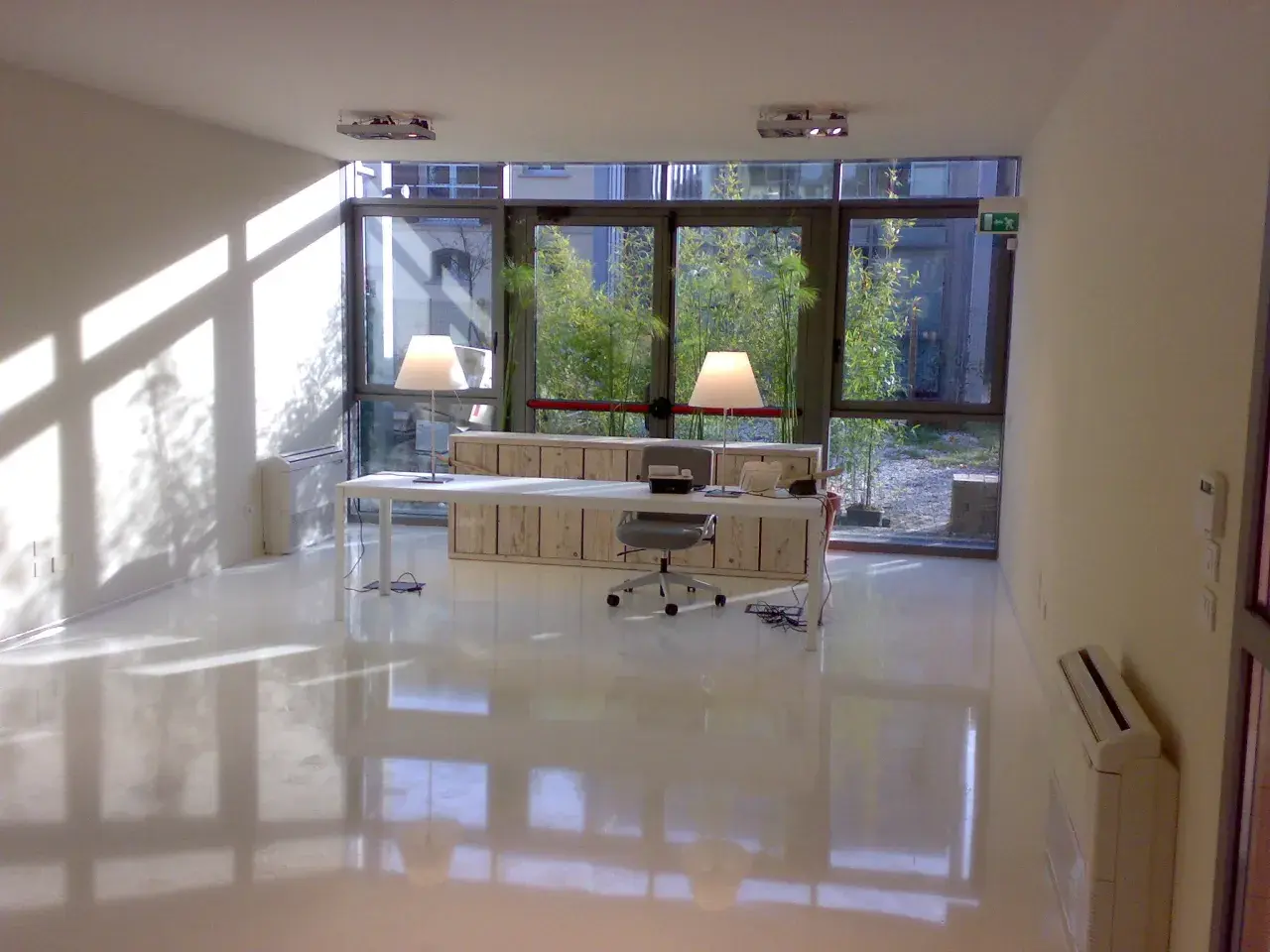 Ufficio moderno con pavimento in resina lucida, ideale per chi cerca un design minimalista e vuole conoscere i prezzi pavimenti in resina.