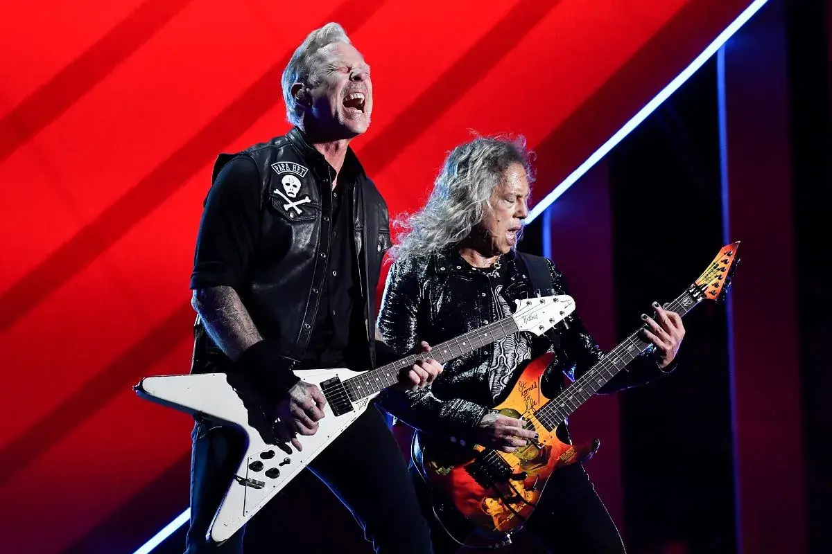 James Hetfield i Kirk Hammett z zespołu Metallica grają na gitarach podczas koncertu.