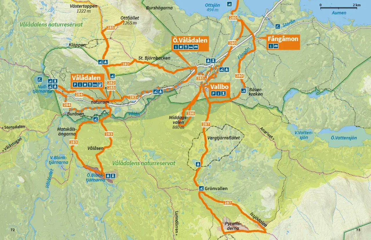 Karta över Vålådalen med markerade leder för vålådalen vandring. Visar Vålådalens naturreservat, fjälltoppar, sjöar och byar som Vallbo och Fångåmon.