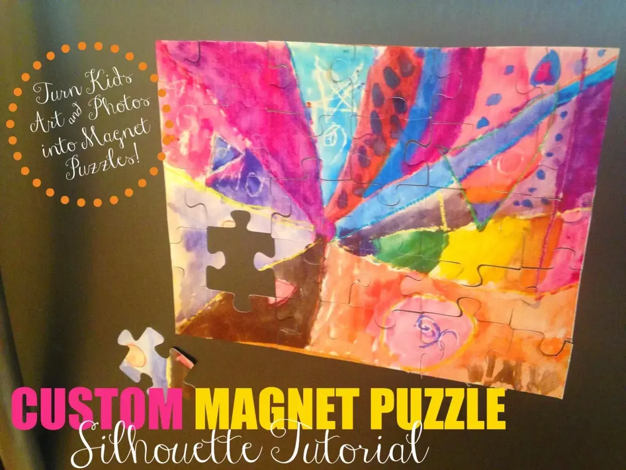 Kolorowe, magnetyczne puzzle DIY z dziecięcej pracy plastycznej. Jeden element jest wyjęty.