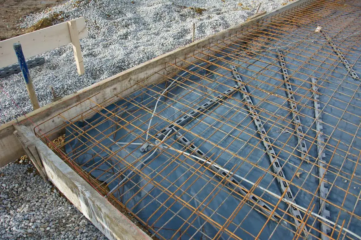 Stahlmatten bilden das Fundament: was ist Armierung? Sie verstärken Betonplatten für Stabilität.