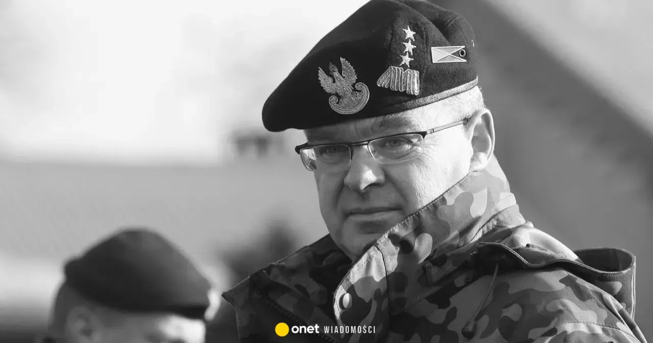 Generał Skrzypczak w czapce z orłem i dystynkcjami, w mundurze moro.