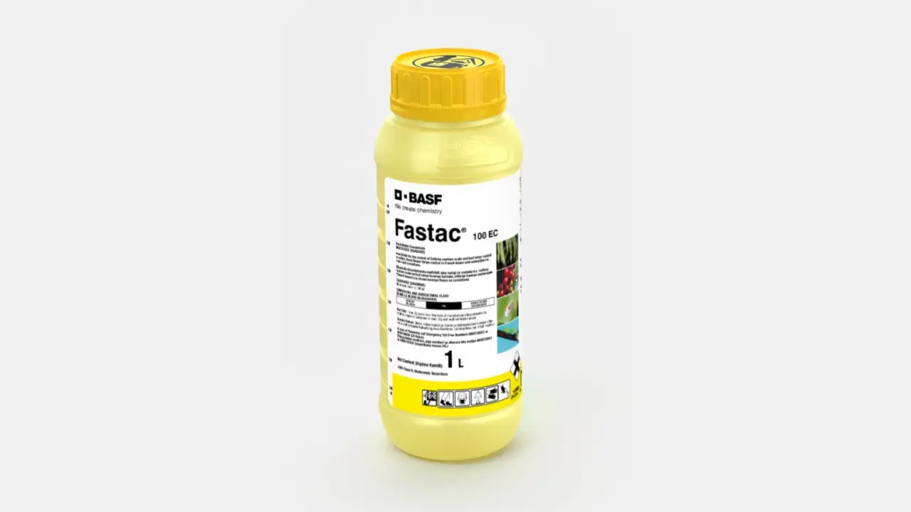 Żółta butelka środka ochrony roślin Fastac 100 EC, 1 litr. Skuteczny w walce ze szkodnikami.