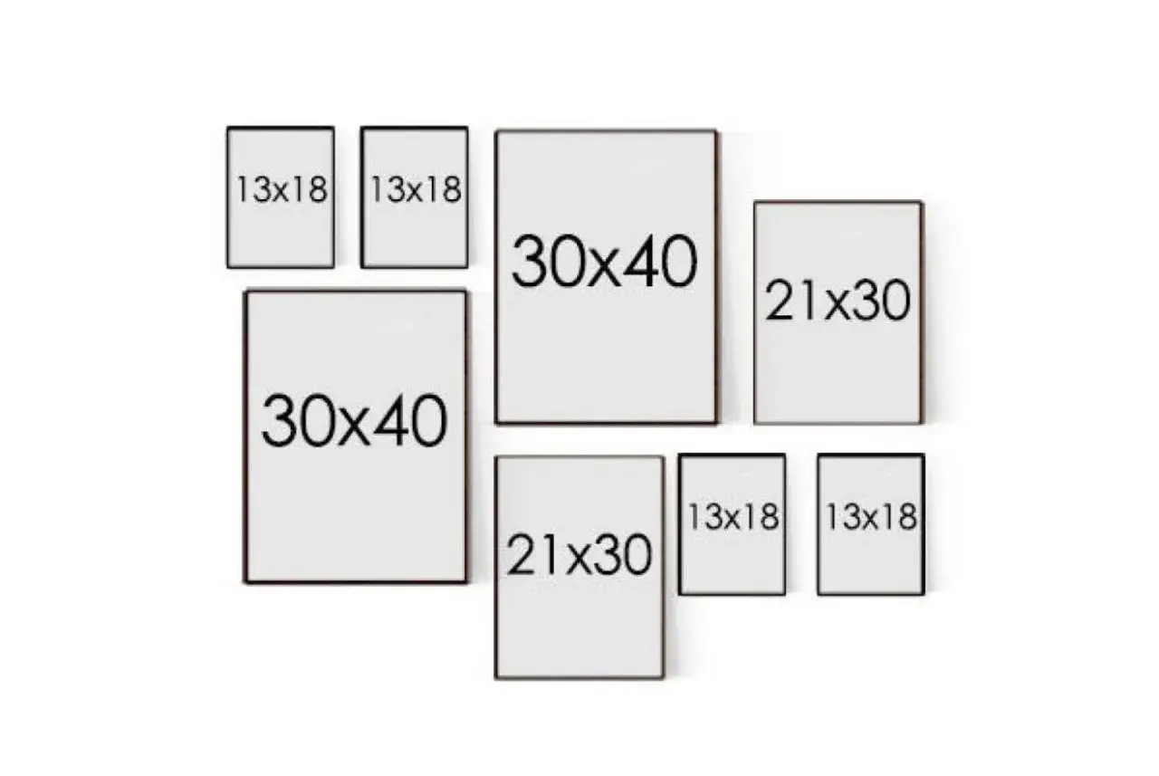 En samling ramar i olika storlekar: två 13x18, två 30x40, två 21x30 och två 13x18. Avstånd mellan tavlor är viktigt för en fin tavelvägg.