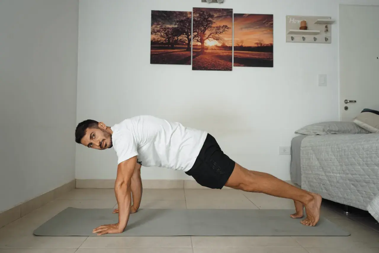 Ejercicios de calistenia en casa para transformar tu cuerpo sin equipo