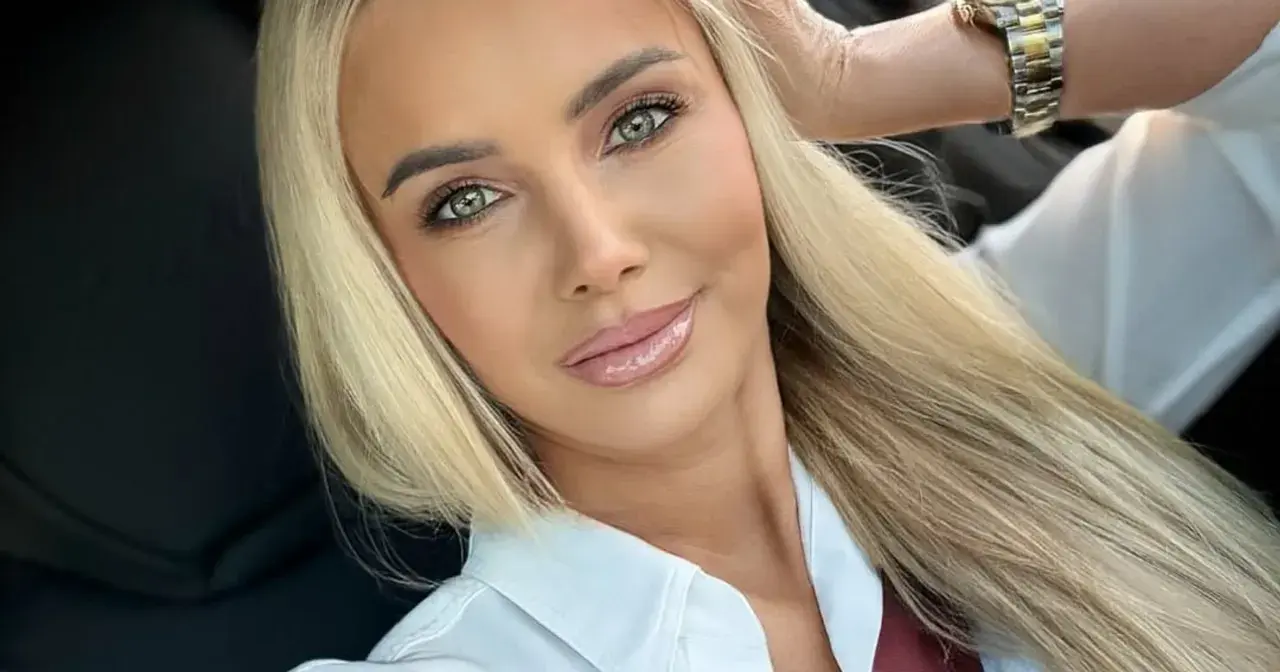 Monika Chwajoł, wiek nie gra roli, gdy ma się taką energię i styl. Uśmiechnięta blondynka w białej koszuli.