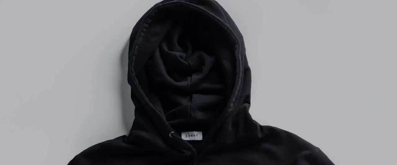 Co to jest hoodie? Wyjaśniamy definicję, historię i stylizacje