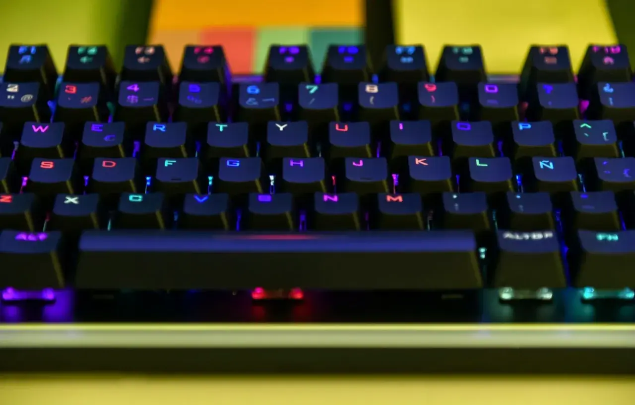 Klawiatura mechaniczna z podświetleniem RGB, idealna do tworzenia własnego rankingu klawiatur mechanicznych.