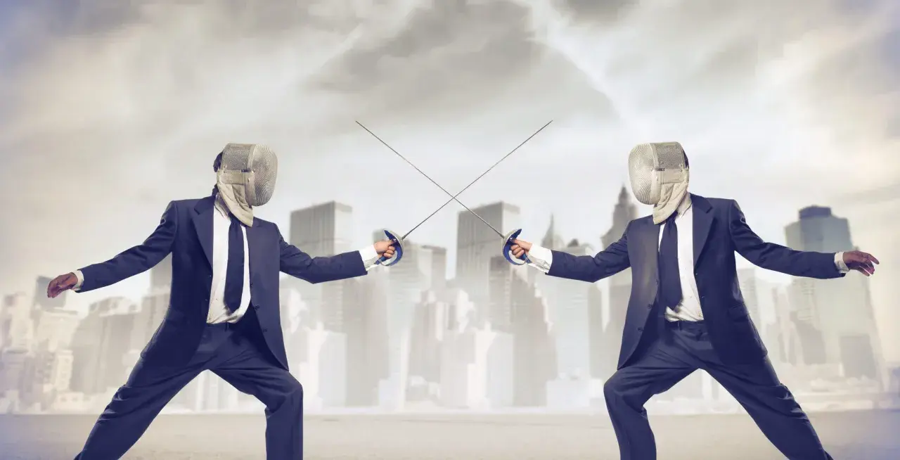 Dwaj mężczyźni w garniturach i maskach szermierczych stają naprzeciw siebie z szablami. Symbolizuje to debatę publiczną i okno Overton w Polsce.
